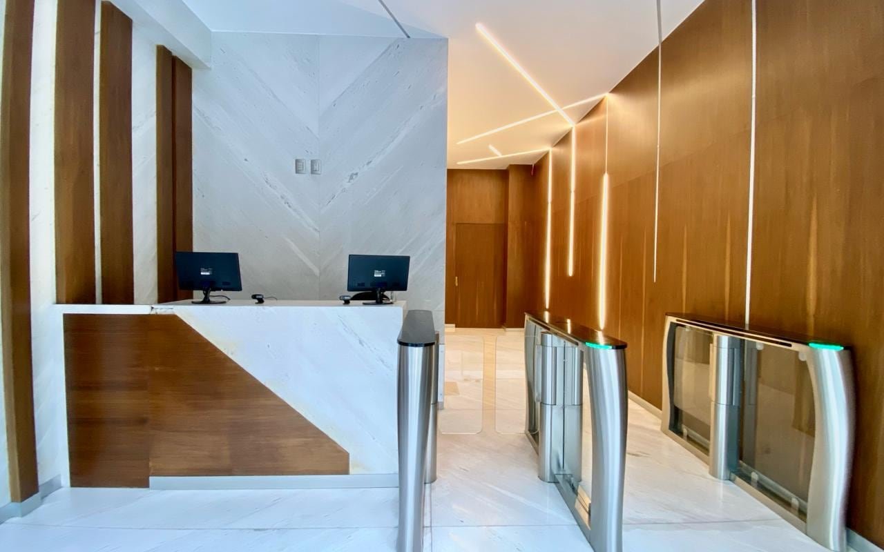 Entrada del edificio médico WeHeal en Av. Homero 1339, Polanco